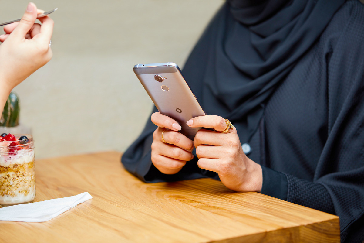 امرأة تحمل الهاتف